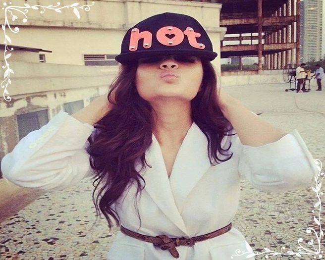 *isi pune sapca pe fatza sa nu ii vada..* =))))))))))))))))))))))))))))))))) BA MOR!!!