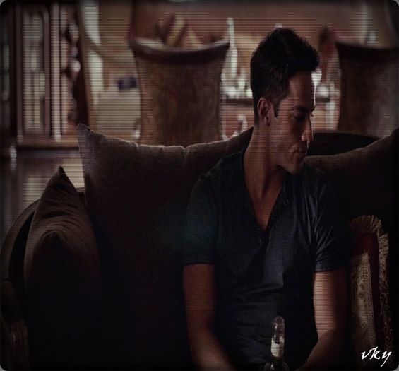 #► |isi ia o sticla si se pune inapoi pe fotoliu|