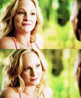 ᵔᴥᵔ -- Hai treci aici că nu ne-am mai văzut de mult. *o îmbrăţişează* #elena