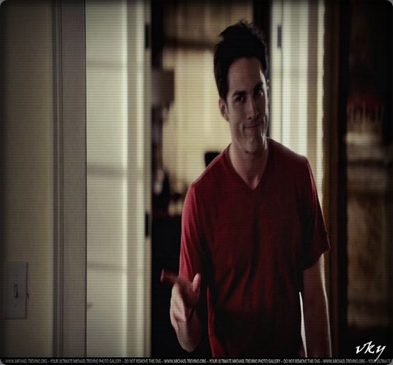 #► Cat de emotionant... Mai ca plang...|le imbratiseaza pe amandoua;;dupa 2 secunde|[cl]; Awwww... E imbratisare doar de femei... |se pune iar pe fotoliu|:))
