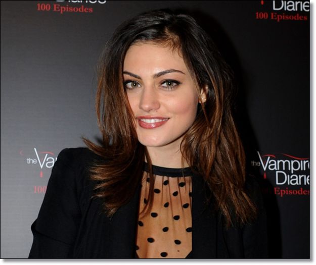 ✿ - *intra si se uita la canapea* Acum am pe ce sa ma trantesc! click; Hey! Ce faceti? + Cine a adus canapeaua?
