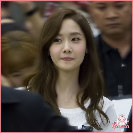 ^^.. [se aseaza pe canapea] ..Mica si periculoasa. :-s :)) #Y