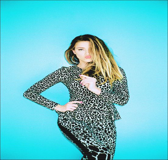 ♡❧`⇒.; -se uită cu ochi mari la el- sunt lângă tine pe canapea, omule :o =))).