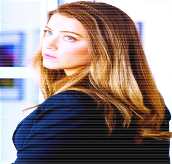 ♡❧`⇒.; eram atentă la ce ziceai ;-?? -se ridică și-l pupă pe obraz-.