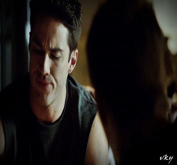 #► [31.07] |isi ia o sticla si se aseaza la o masa mai retrasa si bea|