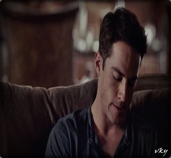 #► Sti ce e mai naspa... Eu chiar o iubesc... Dar presupun ca nu mai conteaza...[cl]; |da sticla pe gat si isi ia alta|
