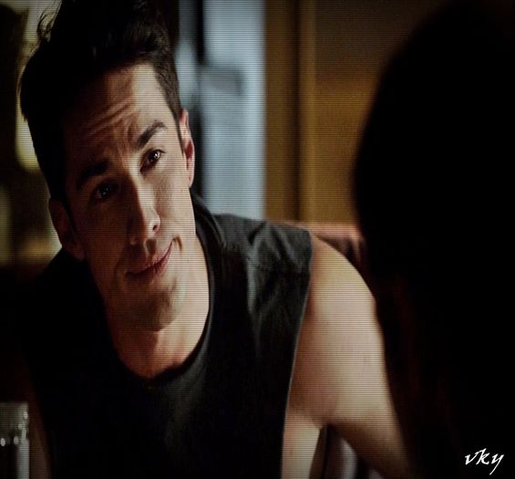 #► Daca vrei sa`i cant o serenada lasa`ma sa beau... [cl]; Asa imi e frica sa ma duc la ea... Daca ma ia iar la bataie... ;( |isi ia sticla inapoi si bea|=))))
