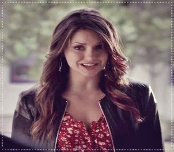 》Meh ma rog=)))) *ia un trandafir neofilit din vaza si si-l pune in par asa ca pirandele* =)))))