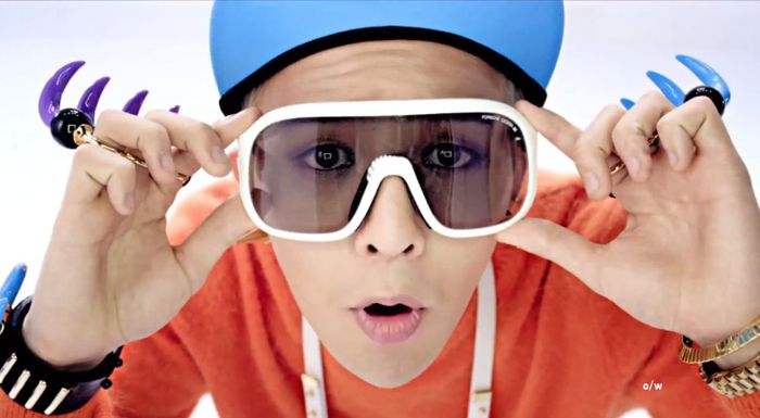 #GD poarta mai mereu ochelari cand este intr-o incapere. - 0-Facts about ma boy-0