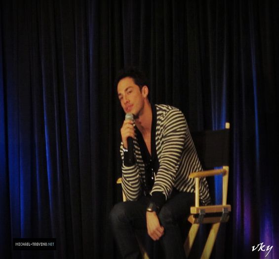 #► |intra`n casa tipand| E careva treaz pe aici?....