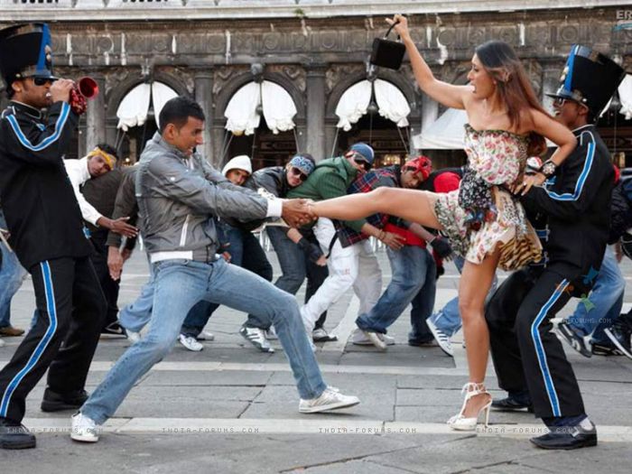 10983-akshay-kumar-and-kareena-kapoor-in-kambakth-ishq - Kareena Kapoor