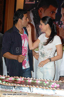 kambakth-ishq-press-meet-46 - Kareena Kapoor