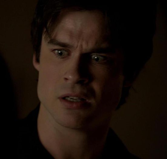 #► |se da brusc la o parte si se taraste pe nisip mai la distanta;;se uita ip la ea|