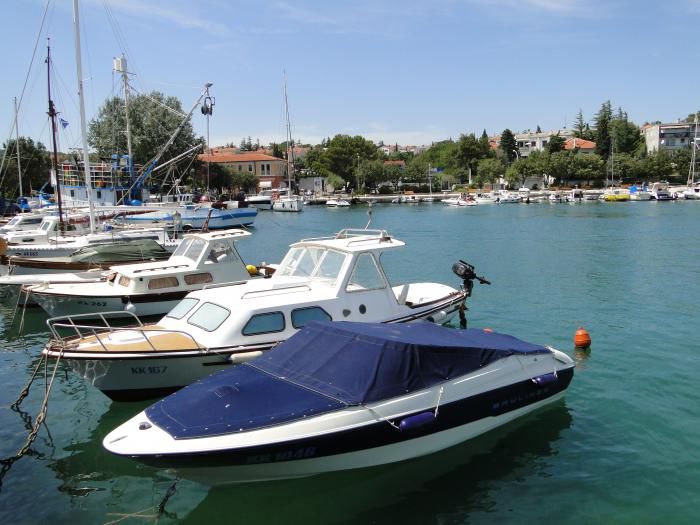 ... barca ajunge in port~