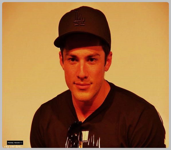 #► Dap... Tantaru face inspectia la perete... Si musca nu stiu, pe undeva pe afara...=))))