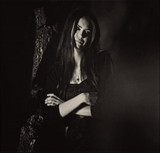 ♡❧`⇒.; -vine plescăind guma și făcându-și unghile- salut.