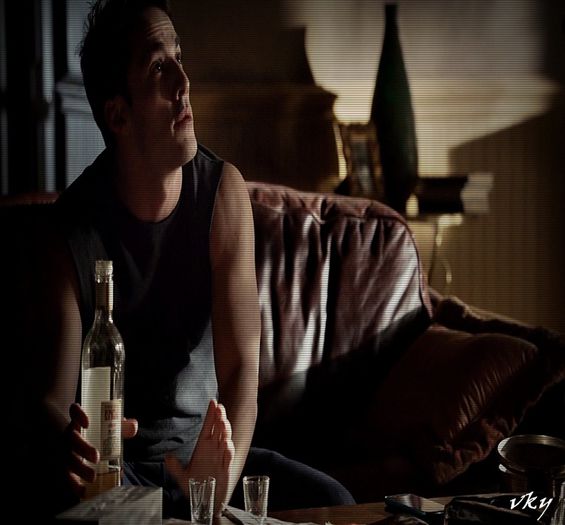 #► Pai thx`s...#elijah |rontaie la chips`uri si se uita la ei|