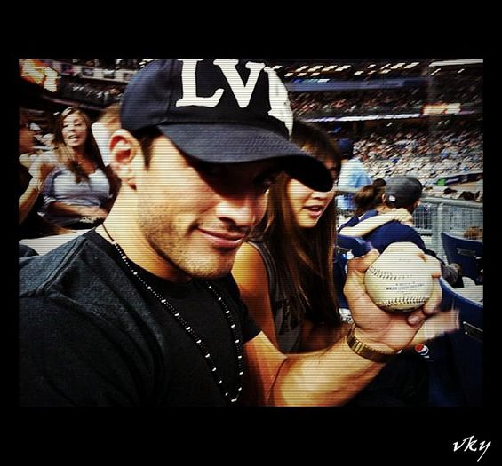 #► Ok... Am ramas singur...;_?? |dupa se uita la podea cica vb cu [cl]; #Esther in iad| Sper ca nu te superi ca te`am facut batrana... Dar nici tanara nu esti...=)))))
