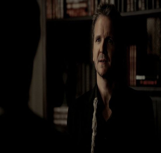 ;. -o ia pe la spate- Făăăă, hai înapoi în cosciug să ne terminăm treaba ;X #Esther.