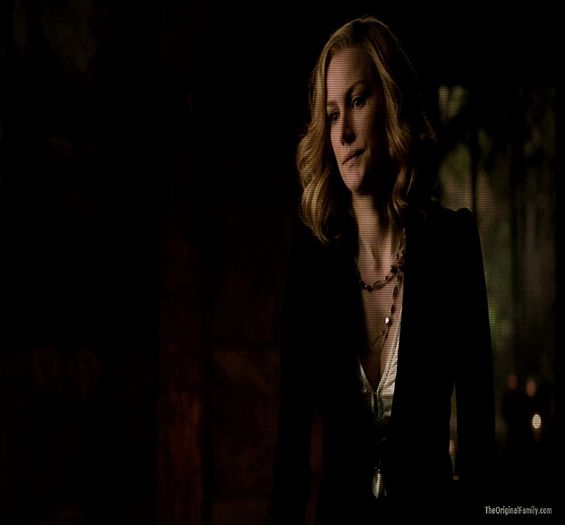 -se sperie de el- Stai bahhh dr;;;aq ca il educ pe fitu acum....#mikael (cl); Ma`ta nu e denaturata da... doar te educa cum trebuie...#elijah -il bate cu vioara-
