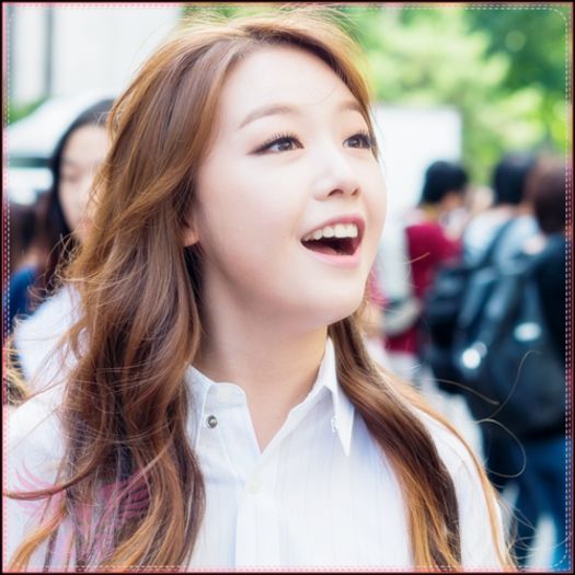 M| Jung Ah . >:D<.. (merge la ea;hugs) . La mulți ani ! :*. Aşteaptă puțin.  Yuraaaaa !. (fuge sus)