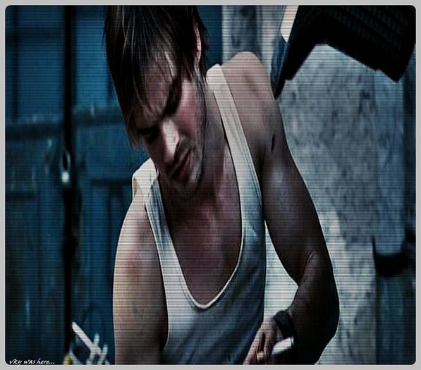 #► |trece nepasator pe langa ele;;se duce si isi pune ceva de baut|