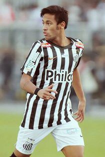 ɳҽყɱαɾ | pai ce talent? pai na talenttt =)) b-) [click]; *danseaza si el cu ea http://cdn.gifbay.com/2013/06/neymar_dance-58719.gif *.
