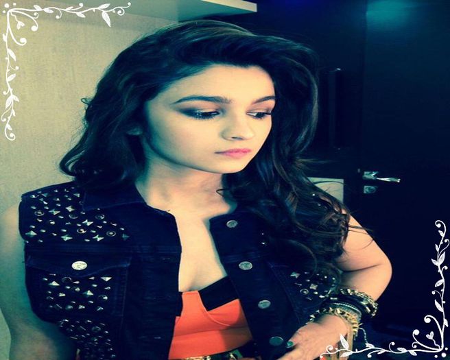 *coboara, pune din greseala mana pe clantza apoi urla ca-n gaura de sarpe, click*; CINEEEEEEEEE A FACUT ASTAAAAAAAAAAAAAA? *SE STERGE DE FOTOLIU* =))))))))))))))))))))))))))))))))))))
