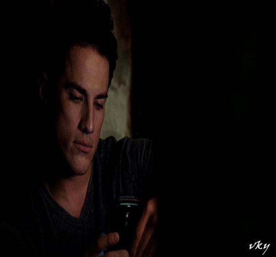 #► |se joaca pe telefon si ii face o poza la ka;ka lu #stefan si`l posteaza pe #instagram|=)))))