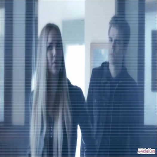 #se roseste la față și se duce să îi ridice =)) și vine înapoi . k pl.m =))))))))) - here - episode 27 - done
