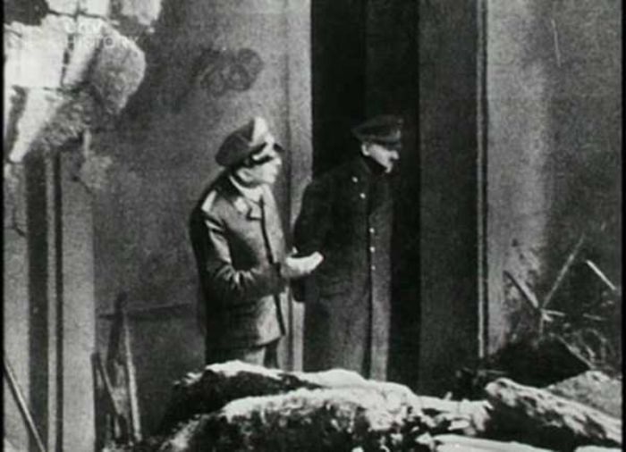 Adolf Hitler(Ultima fotografie)-30apr.1945; Ultima fotografie cu Adolf Hitler

