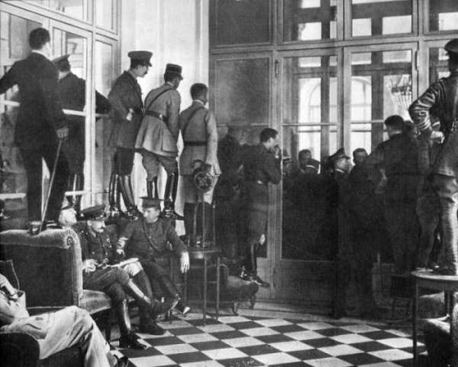 Tratatul de la Versailles-Franta 1919; Spectatori urcati pe mese incercind sa surprinda semnarea Tratatului de la Versailles - Franta 1919

