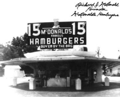 primul McDonald`s-1940; fratii Richard si Maurice McDonald au inceput afacerea in 1937,cu ideea unui local care serveste Alimente preparate la gratar
