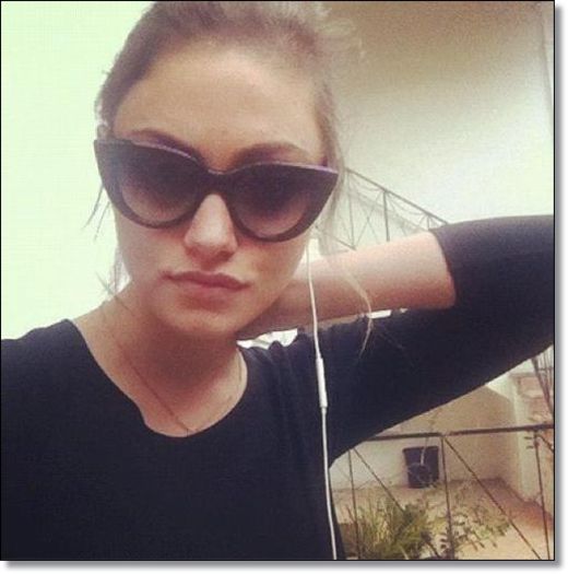 *vine cantand*I`m feeling so exotic! click; [stau si eu un pic pana imi vin idei la serial:)) ]
