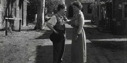 Keller si Chaplin-1919; Helen Keller il intilneste pe Charlie Chaplin la Hollywood (1919).
