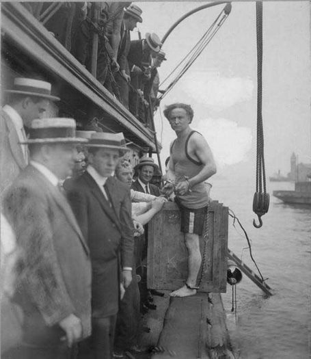 Harry Houdini -1912; iluzionistul Harry Houdini,inainte de a fi aruncat in  East River (1912)
