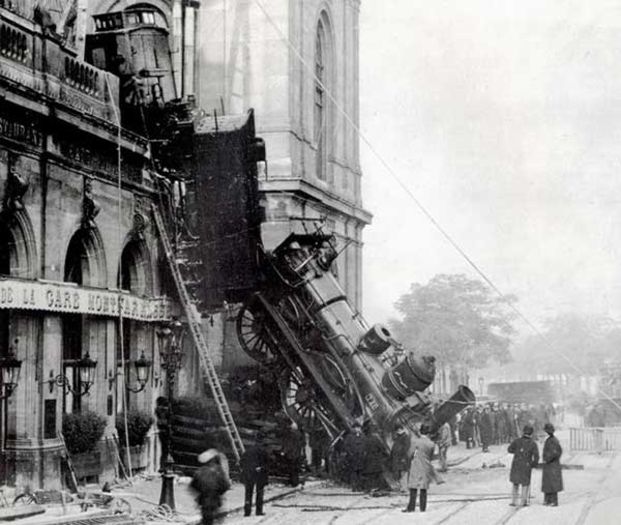 Paris-1895; un tren care a deraiat;gara Montparnasse din Paris, Franta (1895).
