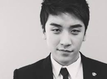 Odată i-a venit inspiraţia văzând la TV o găină care putea zbura.:)) - Facts about Seungri