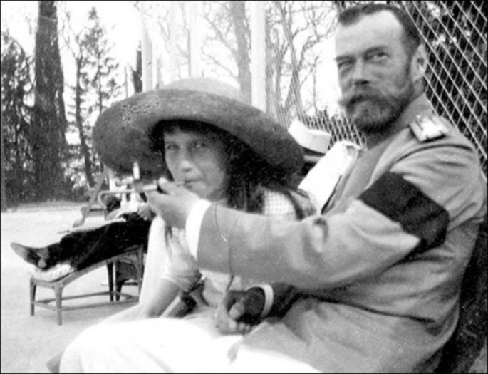 Tarul Nicolae al II-lea; Tarul Nicolae al II-lea (Nikolai Alexandrovici Romanov< 6 mai 1868-17 iulie 1918>ultimul imparat al Rusiei) ii permite fiicei sale, Ducesa Anastasia, sa fumeze.
