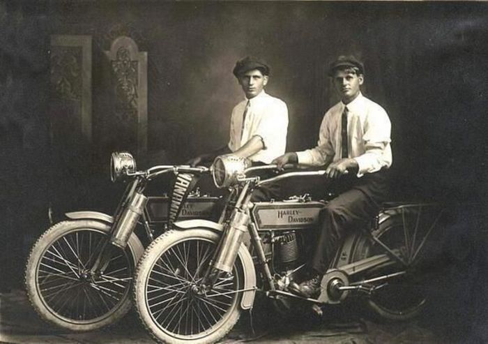William Harley si Arthur Davidson,1914; William Harley si Arthur Davidson, 1914 - Compania a fost fondat%u0103 
