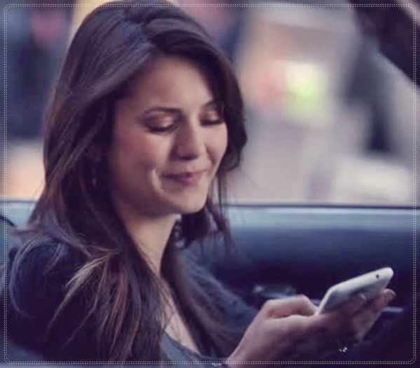 》 *face o poza la cutia cu decoratiuni si o pune pe facebook* Asea, sa vada lumea click; ce facem noi vara...=))))) *incepe sa impodobeasca bradu cantand ce a pus hayley la cd-player* =))))))))))
