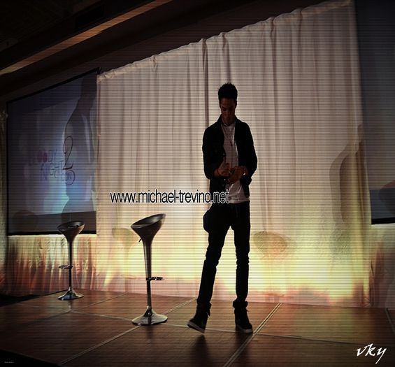 #► Ma bucur... And Sweet dreams too...>;d<[cl]; |o pupa pe frunte;;apoi urca scarile spre camera lui|
