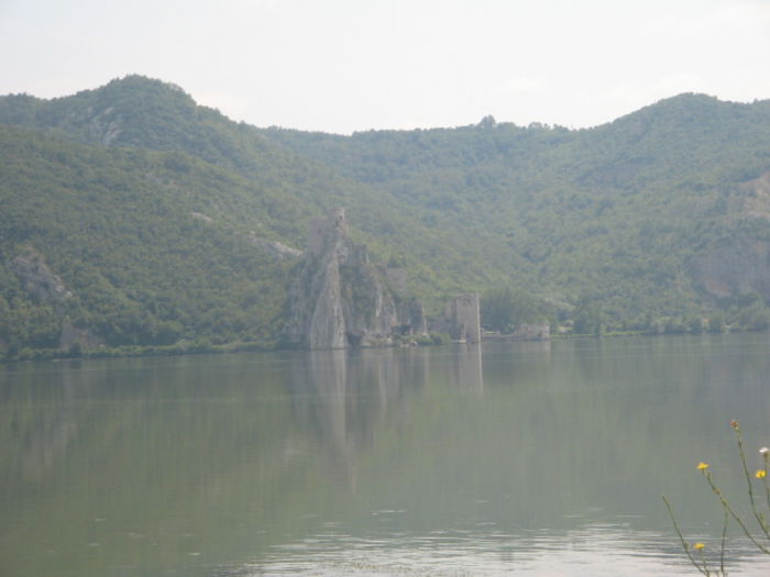 IMG_0399; Cetatea Golubac, pe malul sârbesc al Dunării.
