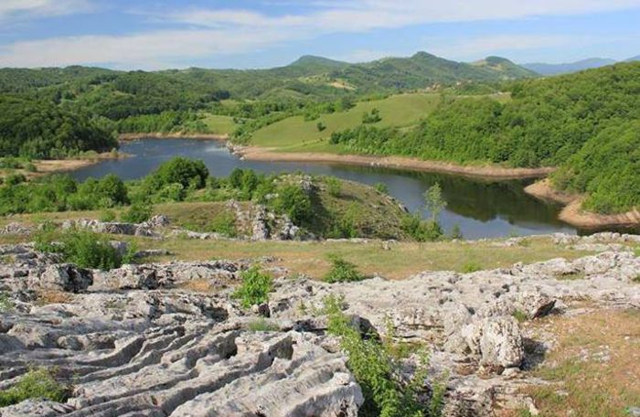 FORMELE CARSTICE DENUMITE LAPIEZURI DE DEASUPRA PESTERII SI LACUL ZATONUL MARE. - PESTERA PODULUI DE LA PONOARELE