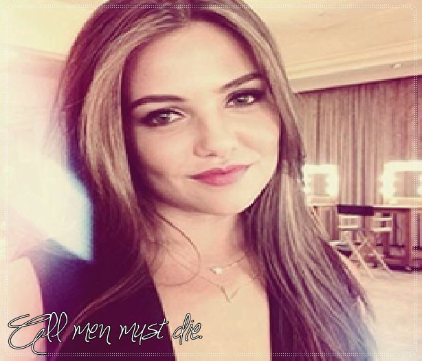 ┊deɴιι┊ce jucăm? ¤îşi dă o şuviţă de păr după ureche¤