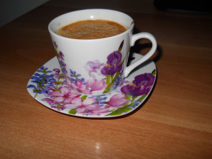 Ador irisii; Ii iubesc la nebunie , in orice ipostaza , chiar si pe cescuta de cafea :))
