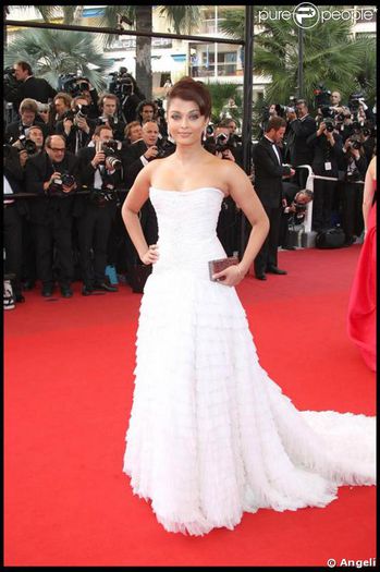 221502-aishwarya-rai-lors-de-la-montee-des-637x0-3