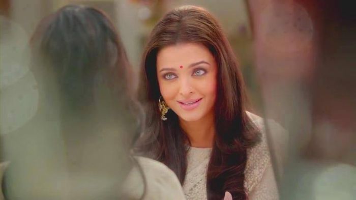 aishwarya-rai-bachchan-sweet-smiling-look-lifecell-godh-bharai-tv-ad-2014
