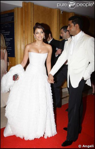 212921-aishwarya-rai-et-son-mari-abhishek-637x0-3