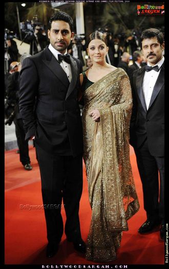 Aishwarya_Rai_Abhishek_Bachchan_premiere_Outrage_63rd_Cannes_Film_Festival_2010_BollywoodSargam_smil